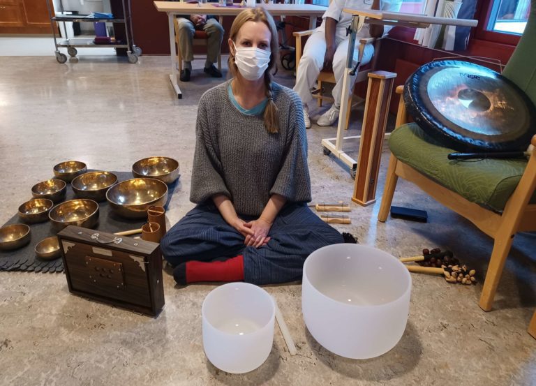 LYDTERAPI: Linda Hagaseth fra Indigo lydterapi i Løten deltar i #Hjerteforjul, og spilte vakre toner på Løten Helsetun. FOTO: Line Larsen