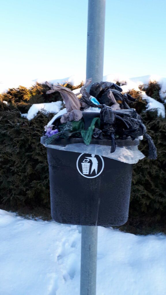 TÅRN PÅ LOKKET: Søppeldunkene tømmes hver 14.dag. I mellomtiden samles det opp ett tårn av bæsjposer på lokket på en allerede full dunk. FOTO: Heidi Marie Bretun