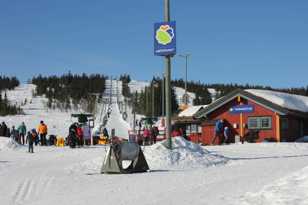 SKIANLEGGET ÅPNER: Endelig er det nok snø til å åpne alpinbakken på Budor. Fra lørdag kan du ta turen i bakken eller i de flotte skiløypene.