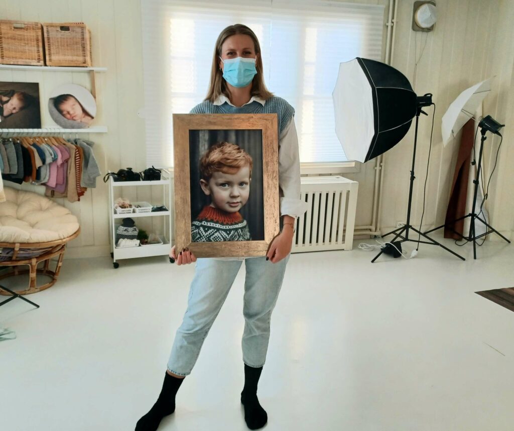 PLASS TIL FLERE: Camilla viser rundt i ett stort studio med rikt utvalg, og viser fram ett av sine bilder. Kundelisten vokser her, men det er alltid plass til flere. FOTO: Line Larsen