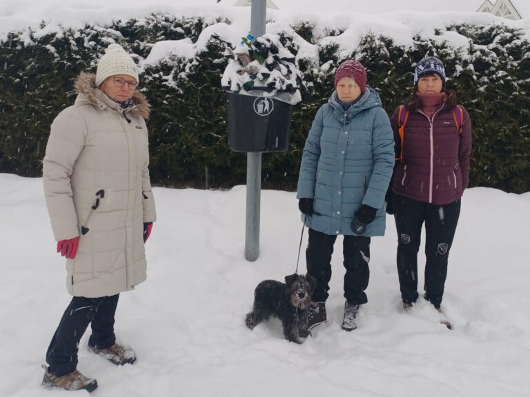 OVERFYLT SØPPELDUNK: Heidi Marie Bretun, Doris Jørgensen med hunden Selma og Eva-Britt Bjøntegård bor på Bergum, og benytter seg ofte av turområdene. Nå er de lei av at folk kaster hundebæsjposer både rundt, og oppå allerede full søppeldunk. FOTO: Line Larsen