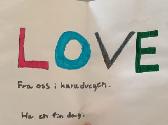 HYGGELIGE ORD: Beboerne i Karudvegen fant onsdag brev i postkassene sine, med hyggelig tekst og fine farger. FOTO: Elisabeth Østberg Lillemo