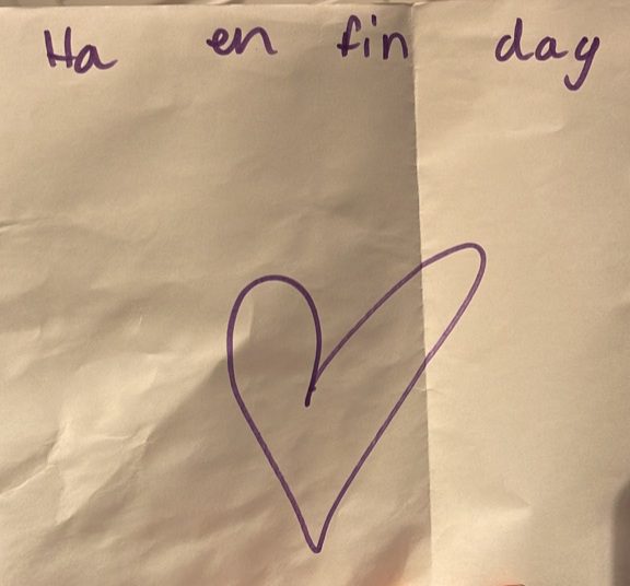 ØNSKER OM EN FIN DAG: Hjerte og gode ønsker. FOTO: Line Engemoen