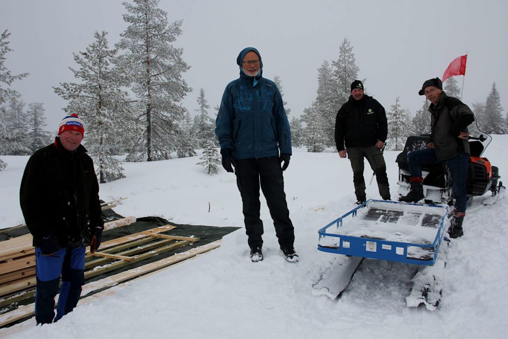 DUGNAD: Med snøscooter fraktet Jan Johnsrud, Stein Erik Løvlien, Tom Rune Larsen og Sverre Engen materiale opp til Klekkefjellet. FOTO: Emilie Westli Andersen