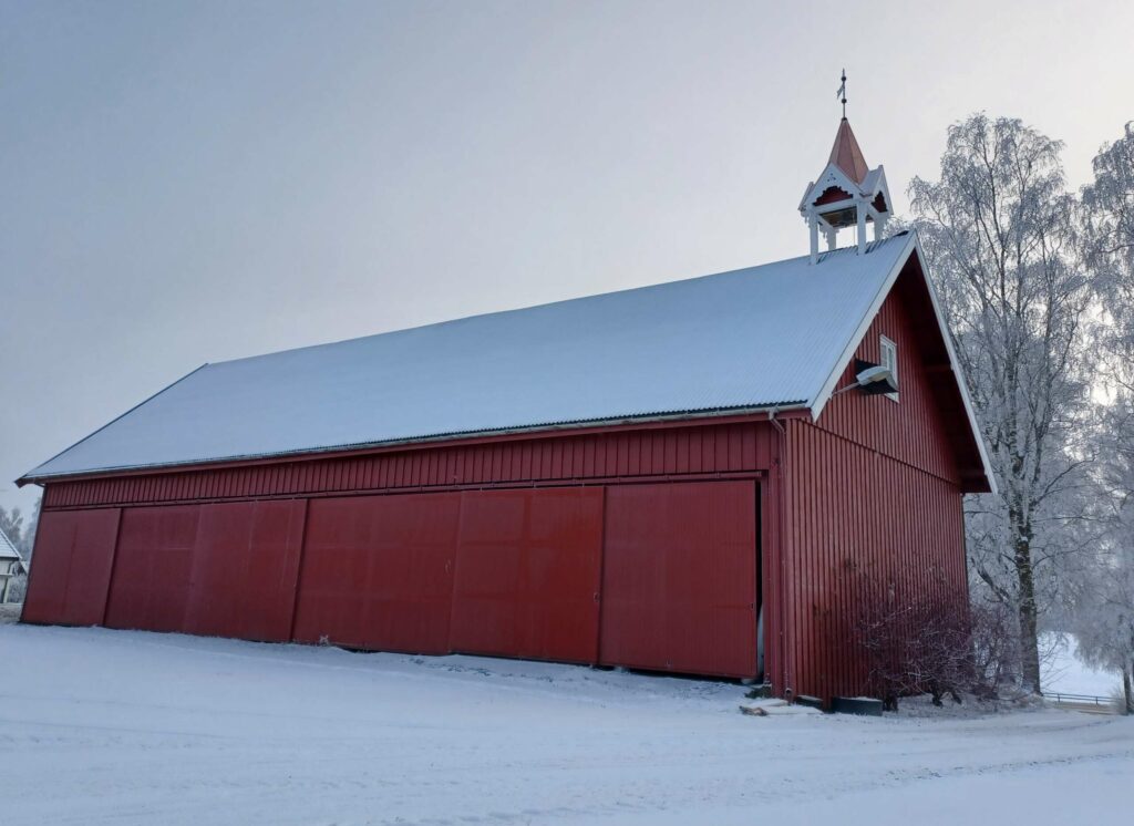 RESTAURERT KLOKKETÅRN: Einar Myki har jobbet ett år for å få på plass klokketårnet på toppen av låven på Tønset gård. FOTO: Line Larsen