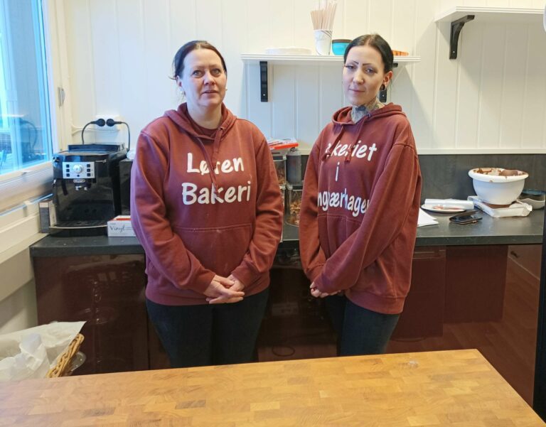MÅ STENGE DØRENE: Etter vannlekkasje må Marianne Heimdal-Sjølie og Ingerlin Linnea Stensby dessverre stenge dørene på bakeriet så lenge reparasjon av bygget pågår. De ønsker derfor kunder til butikken nå, og frister med kaker til redusert pris. FOTO: Line Larsen