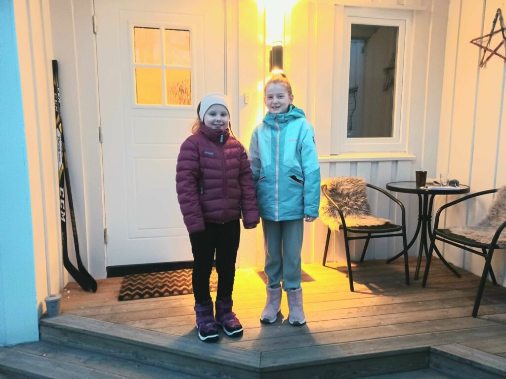 BREV UTEN AVSENDER: Martine Wangen Dæhli og Susanne Åsen er jentene som både skrev og leverte brev til postkassene i Karudvegen i forrige uke. FOTO: Line Larsen