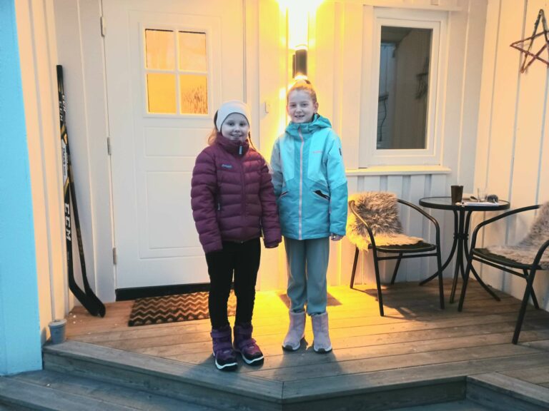 BREV UTEN AVSENDER: Martine Wangen Dæhli og Susanne Åsen er jentene som både skrev og leverte brev til postkassene i Karudvegen i forrige uke. FOTO: Line Larsen