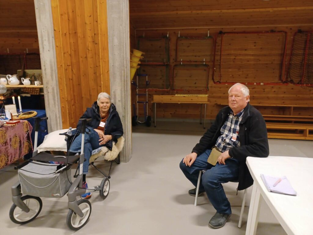 FRA BÆRUM: Erik Nordby og Grethe Grønnbek hadde med seg litt av hvert til salgs, og synes dette er fin måte å få ryddet i skuffer og skap. FOTO: Line Larsen