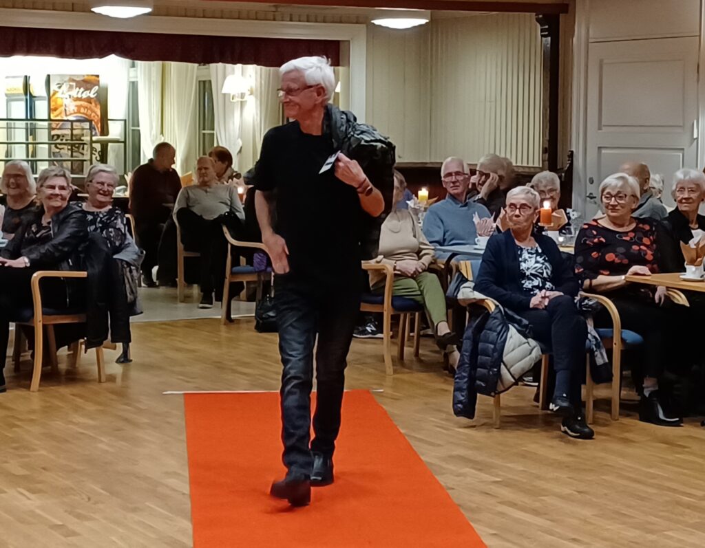 HYGGEKVELD FOR ELDRE: Løten Pensjonistforening hadde hyggekveld på Ådalsbruk, med moteshow og Nils Thore Vasaasen som modell. FOTO: Line Larsen