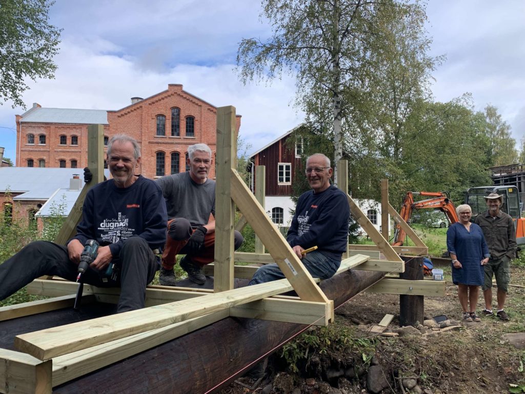 PÅ DUGNAD: Hans Kroglund, Thor Holager og Lars Lien bygger ny bru over Svartelva ved Klevfoss. FOTO: Bjørn-Martin Brandett