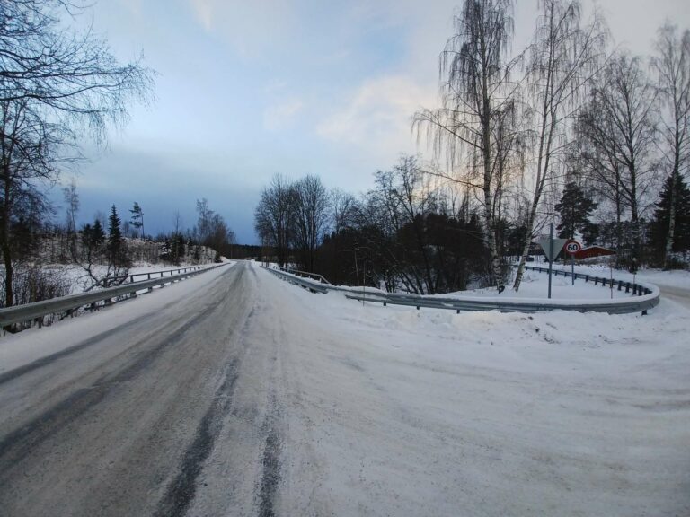 BEDRE SIKKERHET: Langs Brennerivegen ved Fura er det satt opp autovern for å bedre sikkerheten for trafikanter. FOTO: Line Larsen