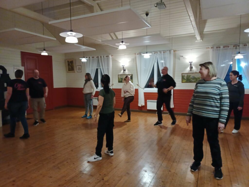 SNURR TIL HØYRE: Instruktørene danser selv med, og roper ut hvilke trinn danserne skal ta. FOTO: Line Larsen