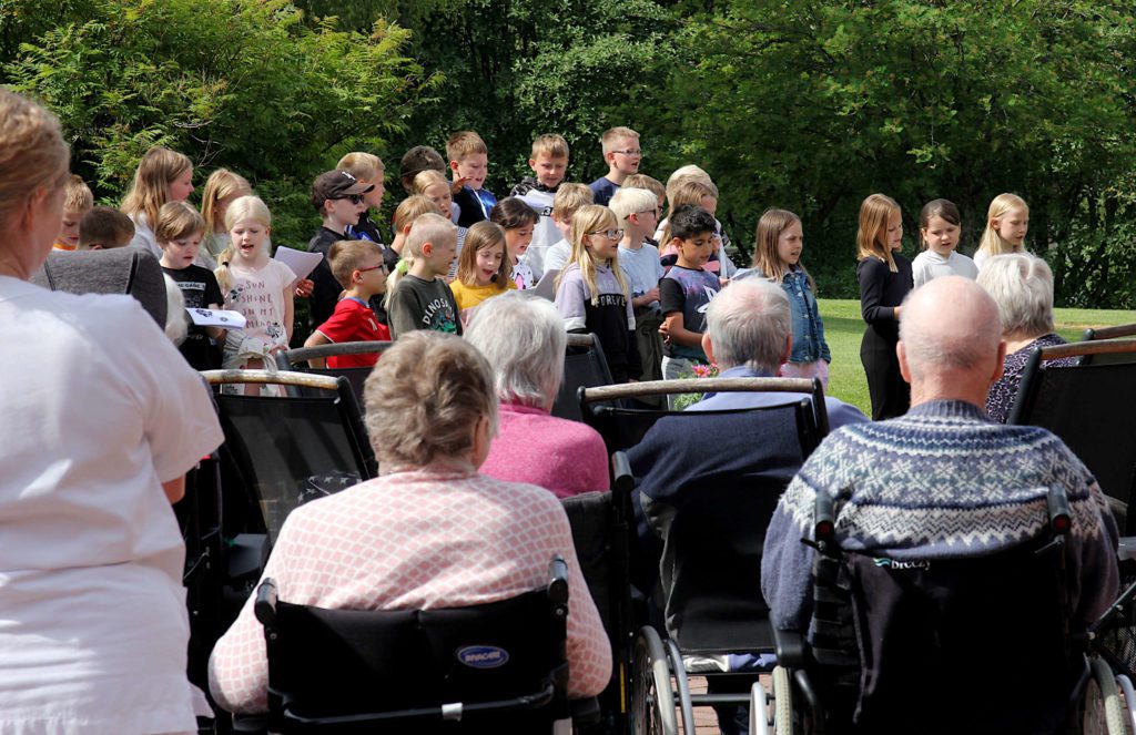 SOMMERKONSERT: Tredje klasse fra Østvang skole fremførte heller sanger for beboere på helsetunet når sommeravslutning ble avlyst. FOTO: Emilie Westli Andersen