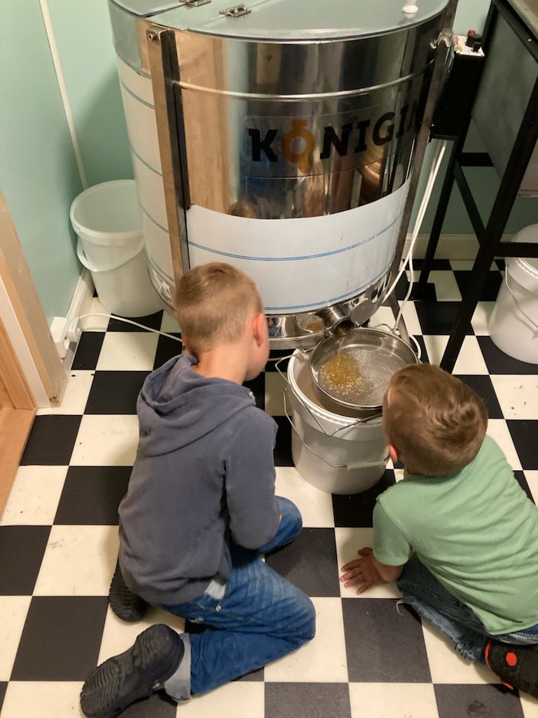HJELPER TIL: Johan og Jakob er flinke til å hjelpe, men liker nok best å være prøvesmakere. FOTO: Privat