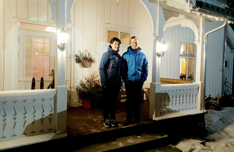 HONNINGPRODUSENTER: Julie og Jon Sørby Slettetveit har foreløpig honning og bier som en liten hobby her oppe ved Rokosjøen, og trives i det store huset på gården etter besteforeldrene til Julie. FOTO: Line Larsen