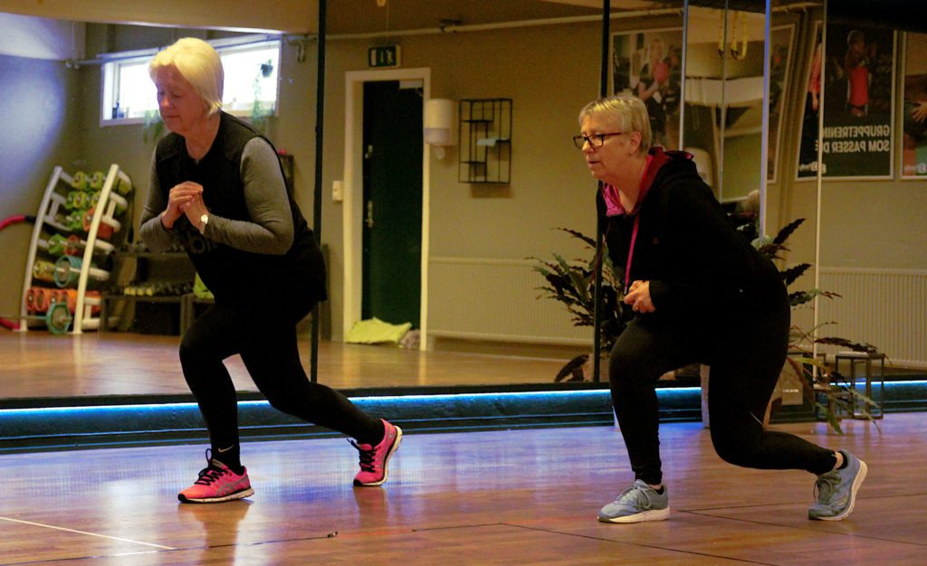 SENIORTRIM: Bente Opsahl og Anita Røhne benytter seg av funksjonell trening. FOTO. Emilie Westli Andresen