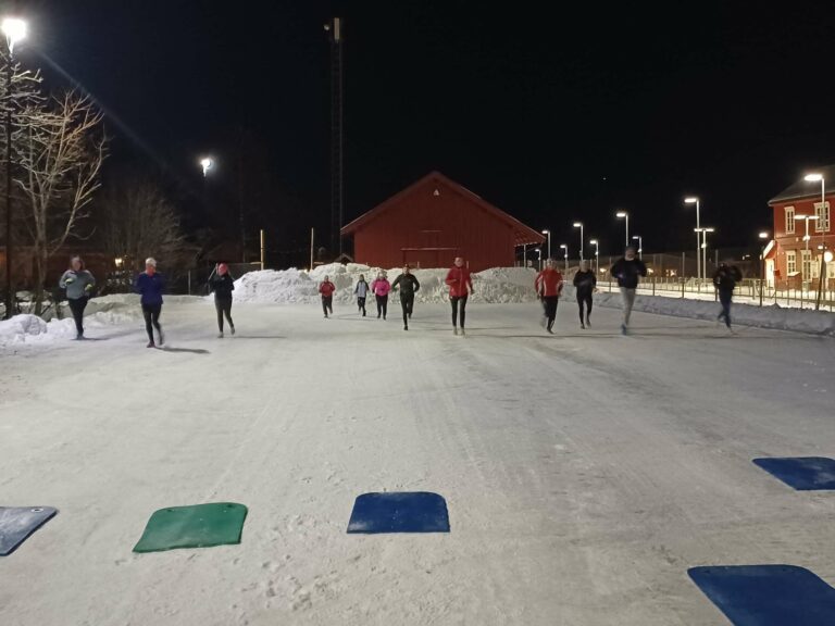 SPURT: Over parkeringsplassen spurtet deltagerne, mens Frode telte sekunder. FOTO: Line Larsen