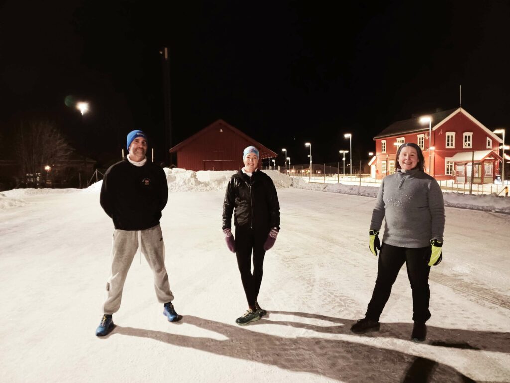 GØY Å TRENE UTE: Når innendørs trening ikke er lov, bruker man areal i Løten sentrum. Tabatainstruktørene Frode og Tone Bondal sammen med daglig leder ved Tren, Kristin Kjøs. FOTO: Line Larsen