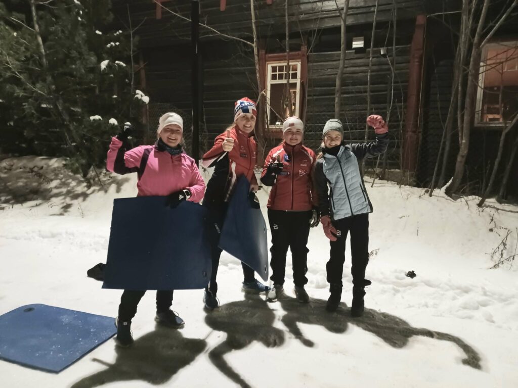 MØDRE OG DØTRE: Sussan Nysveen og Monica Cae hadde med seg sine døtre Celine og Martine, og stortrivdes på trening. FOTO: Line Larsen