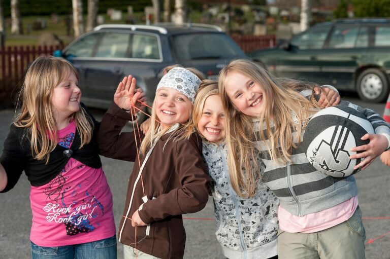 BARNAS RØDE KORS: Ett tilbud fra Røde Kors for barn i aldersgruppen 6-13 år, hvor målet er å fremme morro, mangfold og mestring ute i det fri.