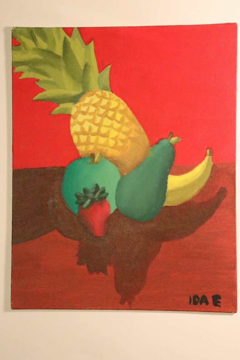 VAKKER KUNST: Malerier laget av elever på kulturskolen vil henge til utstilling på biblioteket fra 12. mars. FOTO: Kulturskolen