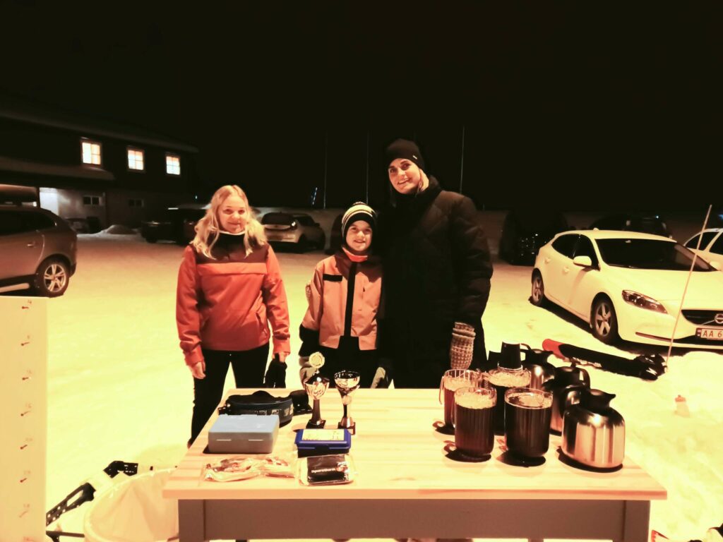 SAFT OG PREMIE: Benedicte, Emil og Marianne sto klare ved målstreken, og sørget for at slitne skiløpere fikk nok væske i kroppen. FOTO: Line Larsen