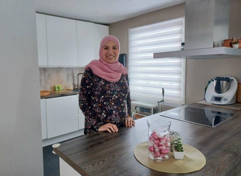 ENDELIG HJEMME: En lite ferie ble veldig lang som følge av reiserestriksjoner under pandemi. Meryem er glad for å endelig få bake kake til Løtensokninger igjen. FOTO: Line Larsen