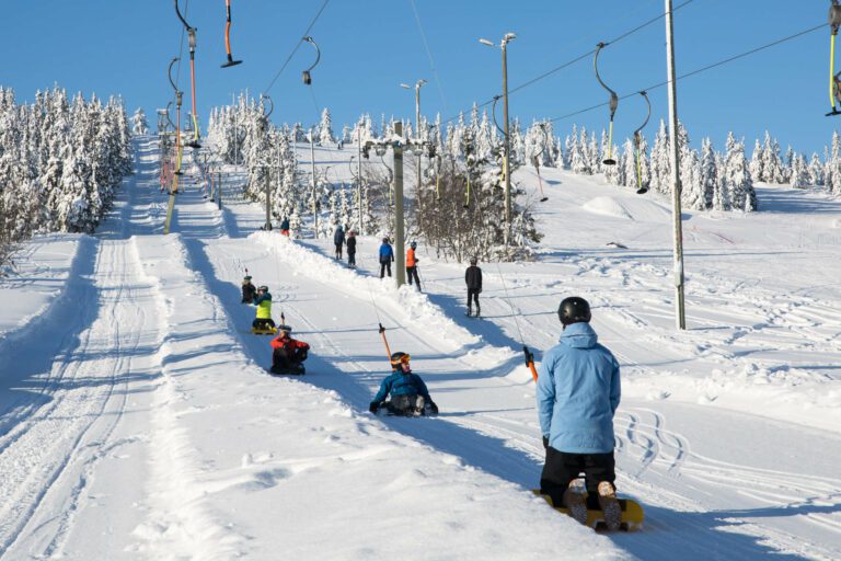 TO SPREKE UKER: Budor er klar for å ta imot Løtensokninger som vil være utendørs i vinterferien, og har ett stort utvalg av aktiviteter her oppe. FOTO: Visit Budor