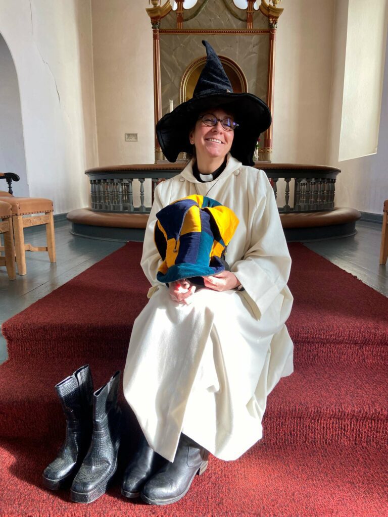 ALLE ER VELKOMMEN: Prest Elisabeth Vestgård håper mange tar turen innom kirka på søndag. Ferske fastelavnsboller og hjelp til ansiktsmaling, er bare litt av det du får bli med på. FOTO: Privat