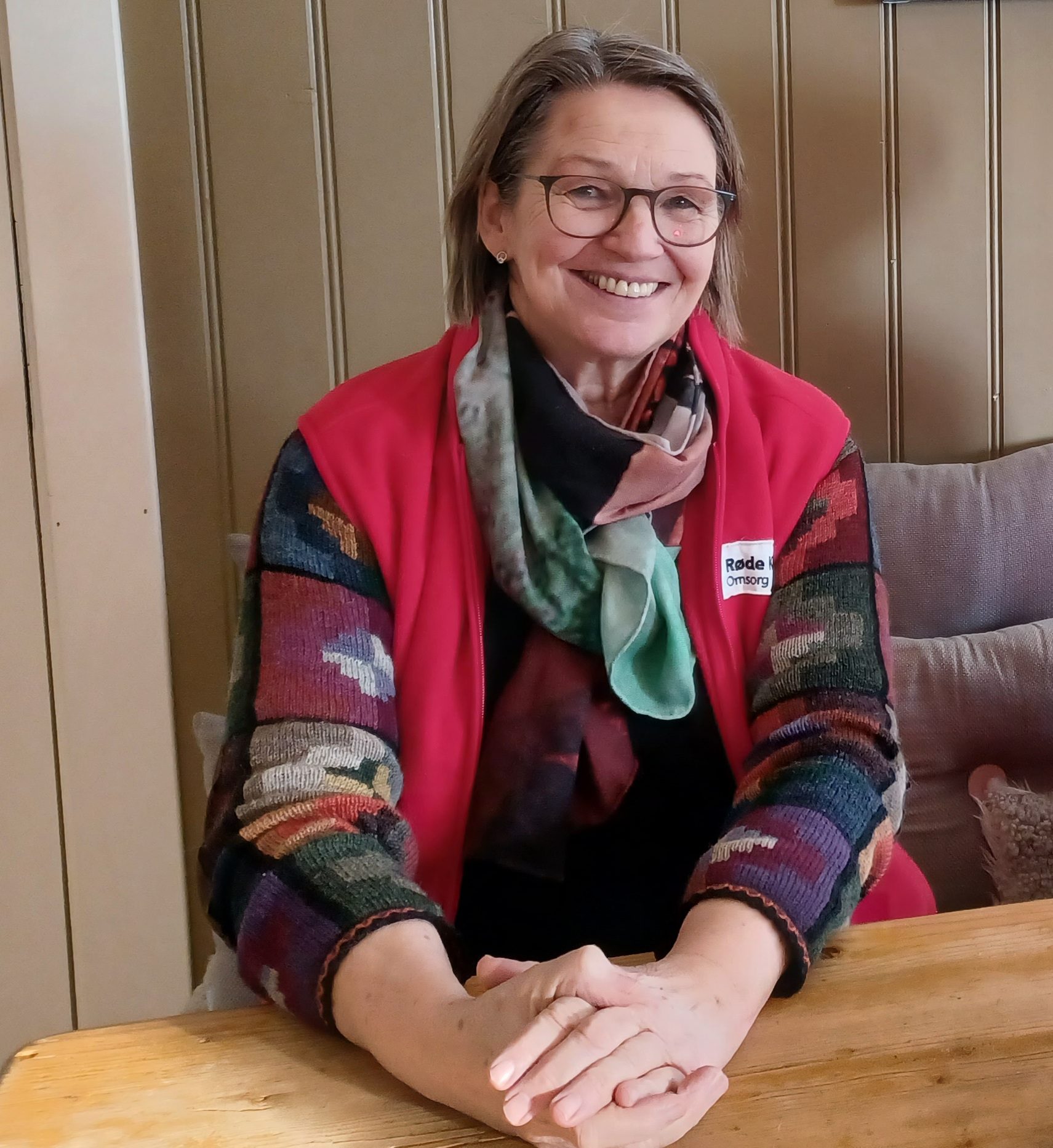ØNSKER DIN HJELP OG STØTTE: Løten Røde Kors og leder Frøydis V. Kjøs har flere oppgaver gående nå i desember. Juleaksjon 22, Julekurv-aksjonen og Ønsketreet. Frøydis oppfordrer alle til å være med å gi sitt bidrag. FOTO: Line Larsen