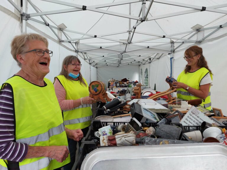 ENDELIG LOPPEMARKED IGJEN: Klokkergarden kan endelig invitere til loppemarked igjen, og blir å finne i bakgården på Løiten lys. FOTO: Privat