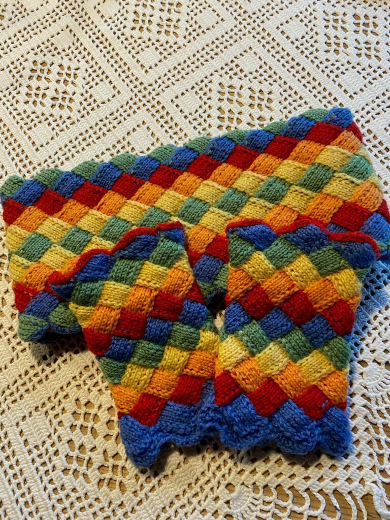 LÆR DEG NYE STRIKKETEKNIKKER: Løten husflidslag ønsker nye og gamle medlemmer velkommen til Fredly, og starter med kurs i kontstrikking. FOTO: Løten husflidslag