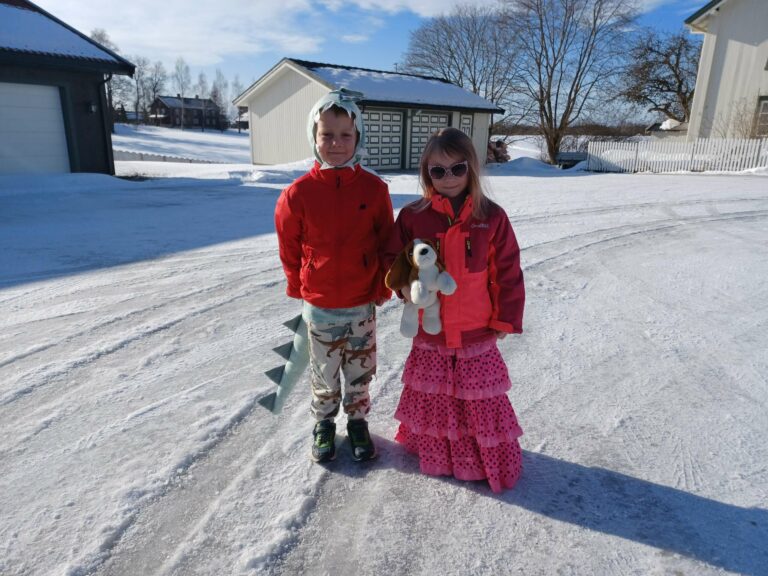 T-REX OG PRINSESSE: Alvin Verge (6) og Carina Olafsen (5) har gledet seg lenge til denne dagen. Å få ta på seg favorittkostymet i kirka er gøy! FOTO: Line Larsen