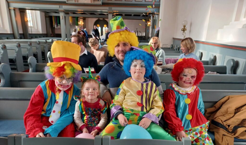 FAMILIEN NYGÅRD: Johannes, Hedvig, Audun, Edvin og Kornelius hadde alle kledd seg ut, og gledet seg litt ekstra til fastelavnsboller. FOTO: Line Larsen