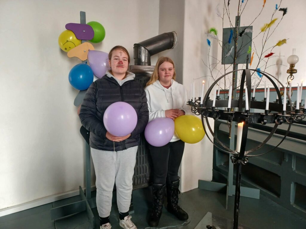 HJELPER TIL: Thea-Christine og Eline setter liker praktisk konfirmasjonsundervisning, og blåste opp ballonger for å pynte kirka med. FOTO: Line Larsen