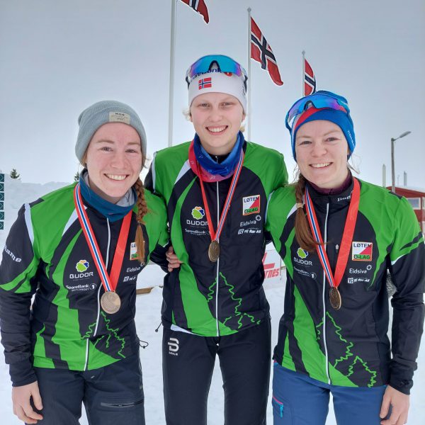 KJEMPEFORNØYD MED BRONSE: Emilie Westli Andersen, June Rogstad Bekkevold og Evine Westli Andersen reiser hjem med medaljer etter helga i Meråker. Både i stafett og og på mellomdistansen gjorde jentene fra Løten O-lag det godt. FOTO: Privat