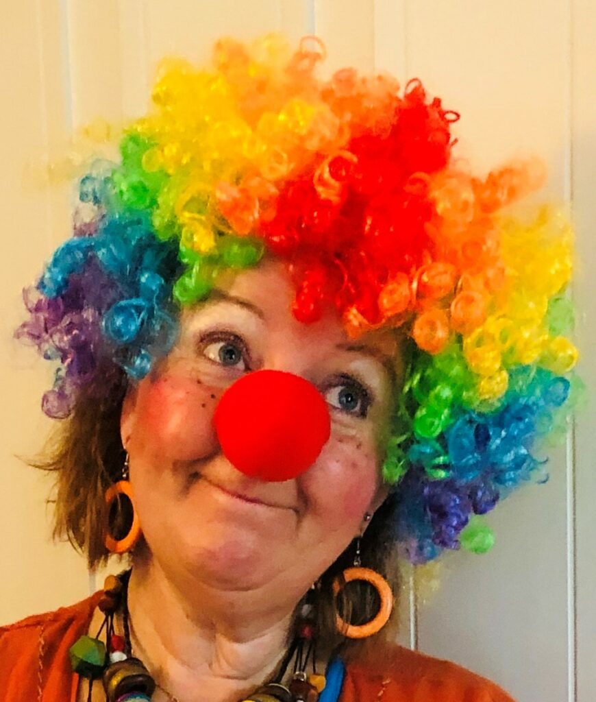 GØY MED UTKLEDNING: Mona Myrvang Nygård, leder i Løten menighetsråd, liker karnevalstider godt og håper på å se mange fargerike kostymer i kirka. FOTO: Privat