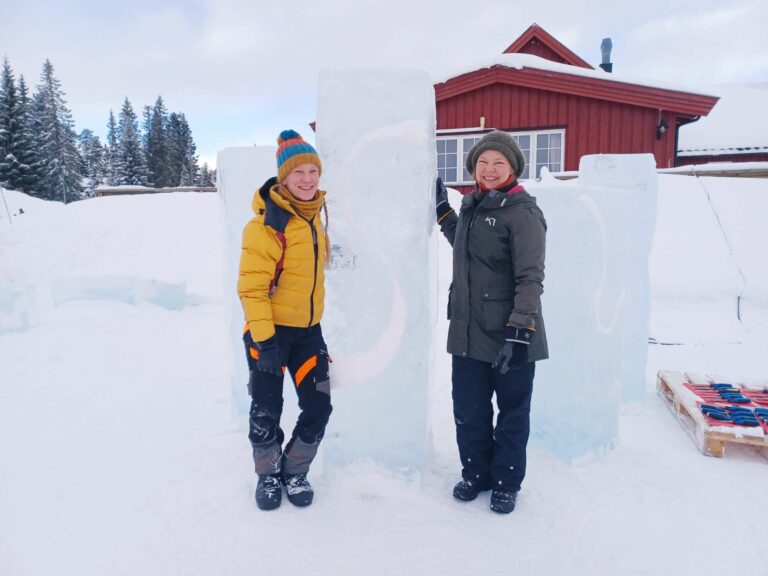 PENSELSTRØK AV MUNCH: Iskunstnerne Ida Nove Cannon og Trine Midtsund gleder seg til å få jobbe med ungdom i Løten. På forhånd har de lagt igjen et penselstrøk av Munch i isblokkene, og skal la elevene få lage skulpturer til utstilling på Budor. FOTO: Line Larsen