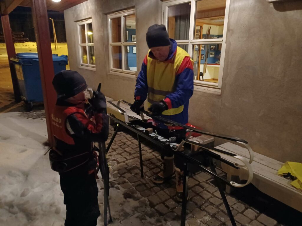 FAST SMØRER: Leif Cae har smurt ski for Nordbygda Løten ski så lenge han kan huske. Her gjør han klar skiene til Viktor Johansen før han satt av gårde i høy fart. FOTO: Line Larsen