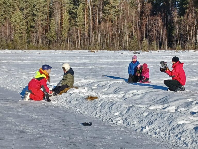 FILMINNSPILLING PÅ ROKOSJØEN: Redningsselskapet og filmskaper Kjetil Taksdal spilte onsdag inn film om isvett på Rokosjøen. FOTO: Line Larsen