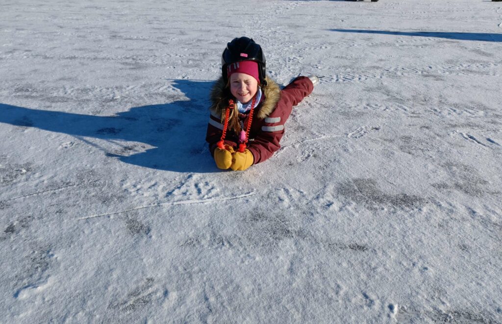 KASTELINE OG ISPIGGER: Carmen på 7 år demonstrerte hvordan både kasteline og ispigger skal brukes for å komme seg fram på isen, dersom isen er utrygg. FOTO: Line Larsen