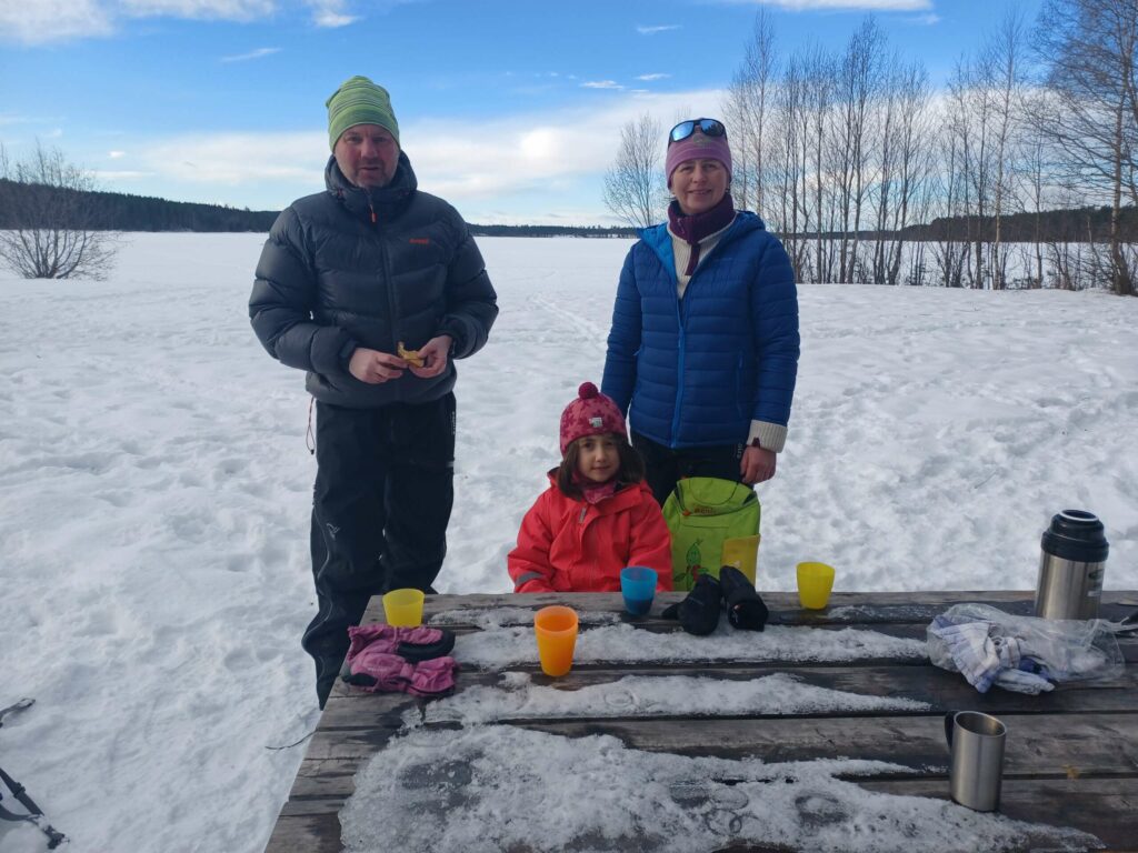 BESØK FRA ELVERUM: Espira Nordmo barnehage fra Elverum hadde lest om dette dagen før, og ville gjerne lære de største barna i barnehagen om isvett. Einar Alexandersen, Sofia Omar og Birgit Mathisen hadde med seg matpakke og varm drikke, og liker turene til Løten. FOTO: Line Larsen