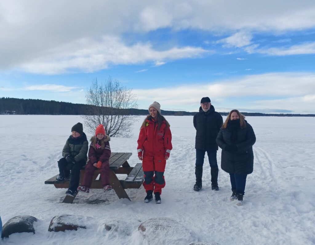 VIKTIG MED FOKUS PÅ ISVETT: Johannes og Carmen Olden Byberg var med mamma Marie på jobb i Løten, og fikk hilse på både varaordfører Christen Engeloug og ordfører Marte Larsen Tønseth før innspilling.  FOTO: Line Larsen 