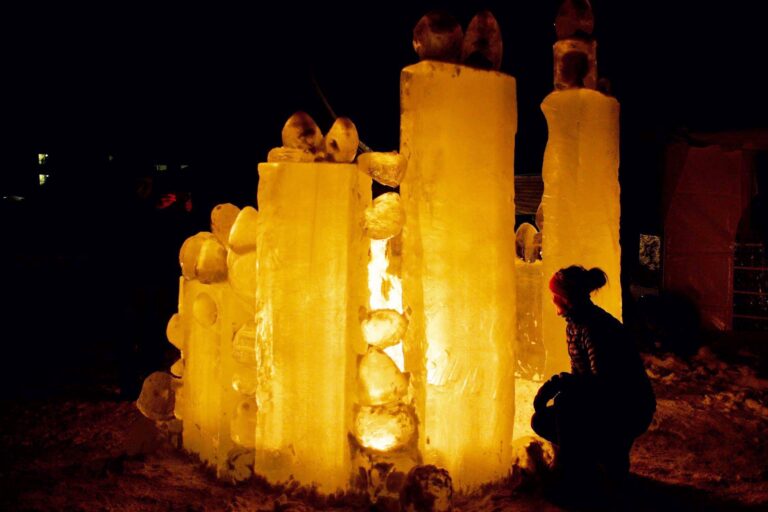 SKULPTURER AV IS: På vinterfestivalen skal det bygges skulpturer inspirert av Munch. Her får man hjelp fra profesjonelle kunstnere, og oppdager kanskje kreative sider av seg selv man ikke var klar over? FOTO: Privat