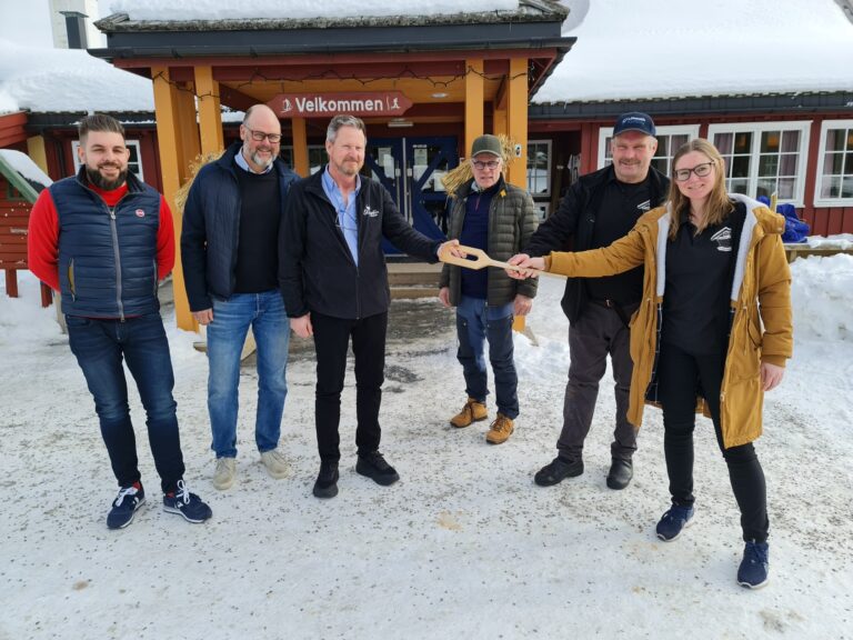 NYE TIDER PÅ BUDOR: Fra venstre Oliver Weber (Smakfull Catering) og Espen Bjørkheim (Eventlaget) har dannet nytt selskap, Gjestegården AS. De skal drive Gjestegården Budor og Skipøb’n Budor. De har ansatt ny daglig leder/vertskap ved Per Espen Kristiansen og kona hans. Tore Sætren (styreleder i Løiten Almenning), Ole Martin Kildahl (tidligere driver Budor Gjestegård) og Ida Nybakken (tidligere daglig leder Budor Gjestegård) har tro på konseptet.