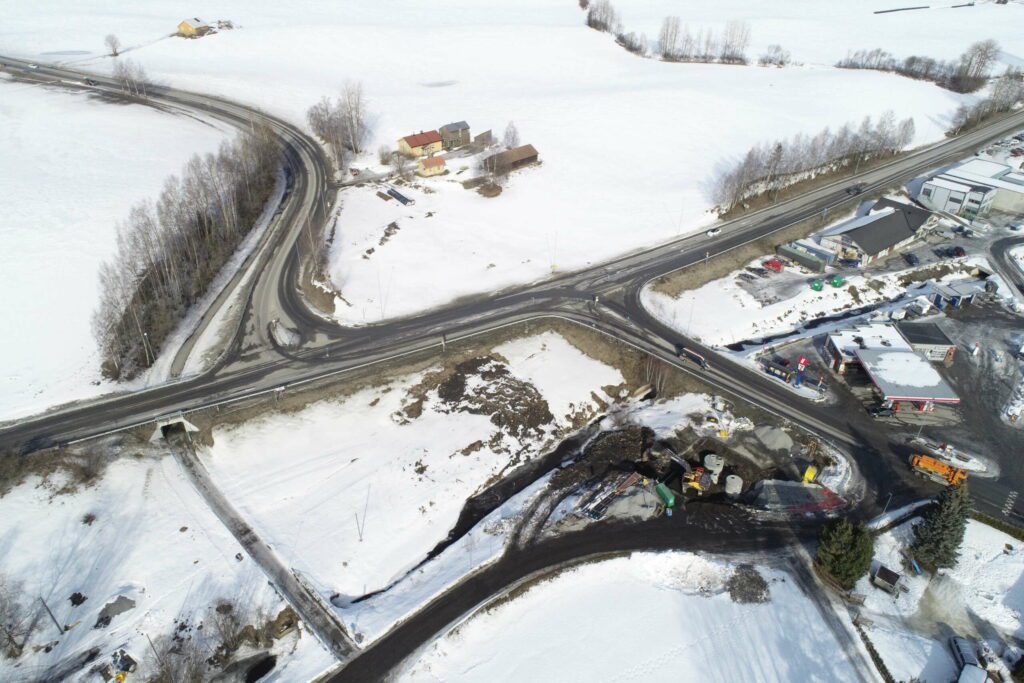 FØR BYGGING: Slik så Veenskrysset ut før anleggsarbeidet startet. Når det er ferdig blir det en ny flott rundkjøring ved innkjøringen til Løten sentrum. Dronefoto: Erik Larsstuen.