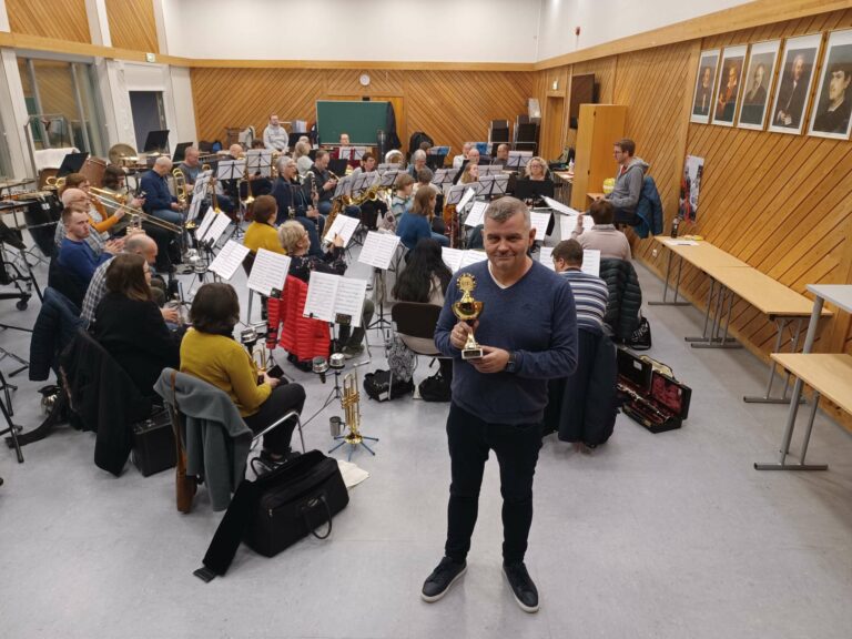 BEST I INNLANDET: Henning Søbakken viser fram pokalen han og Ådalsbruk Musikkforening vant i Innlandsmesterskapet for Janitsjarkorps. Nå gjør de seg klare for å delta i Norgesmesterskapet. FOTO: Line Larsen