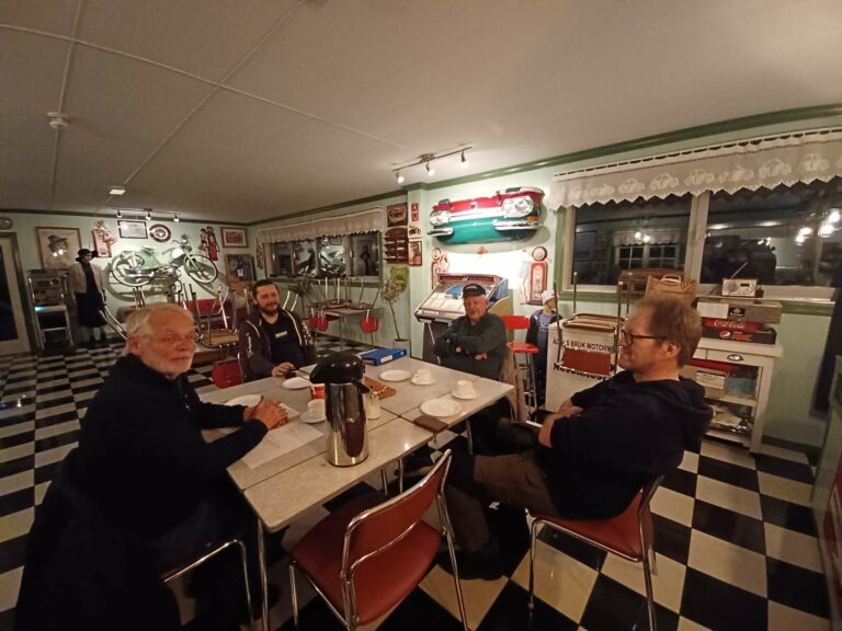 GLEDER SEG: Dag Spangen, Stian Berge, Bjørn Monsbakken og Knut Erik Antonsen planlegger Olabilløp i Klevbakken, og gleder seg som små barn. Monsbakken låner ut sine lokaler til planlegging, til stor glede for bilinteresserte karer. FOTO: Line Larsen