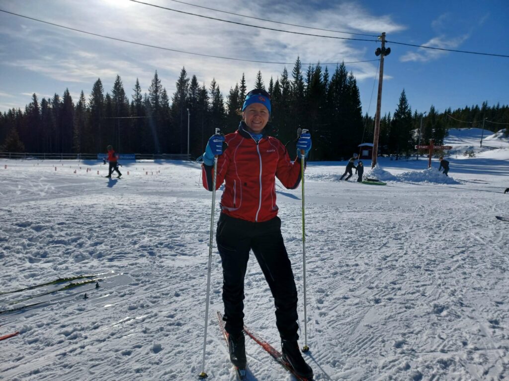 PERFEKT DAG FOR SKI: Ester Julie Dahl fra Ridabu kommer til Budor hver vinter for å teste skiføre. Søndag var hun klar for både langrenn og hopprenn, og satt stor pris på alle aktiviteter og tilbud som finnes her oppe. FOTO: Line Larsen
